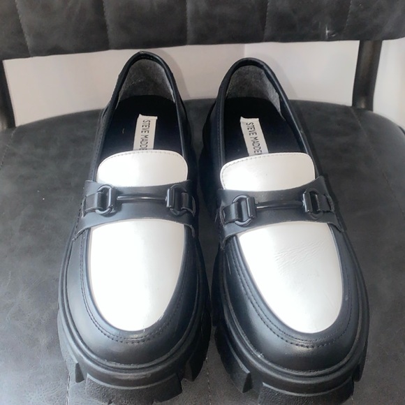 Steve Madden Loafers. Black and White chunky loafer. Size 7.5 - Picture 2 of 5